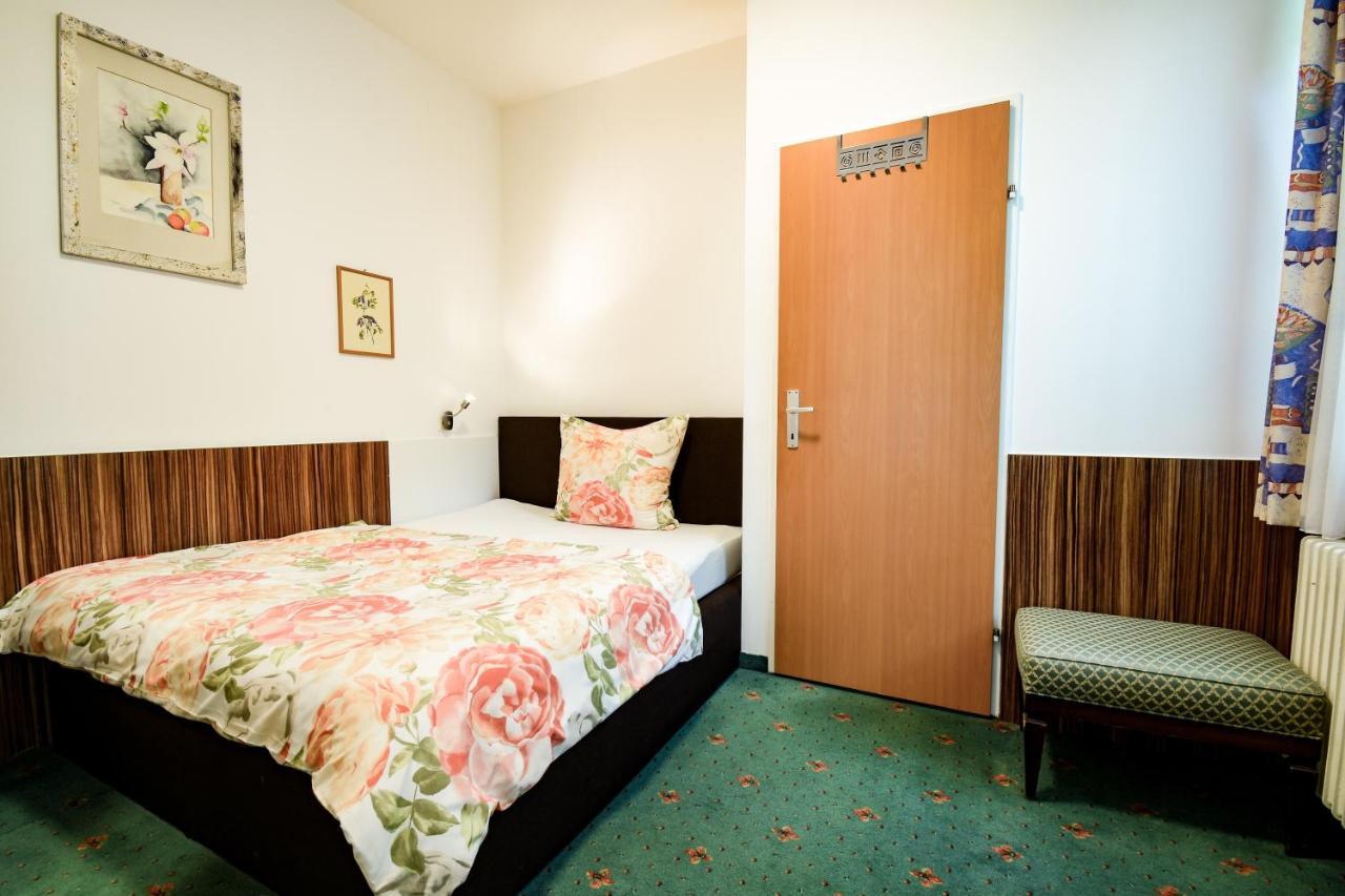 Gartenhotel Garni Pension B&B อินส์บรุค ภายนอก รูปภาพ