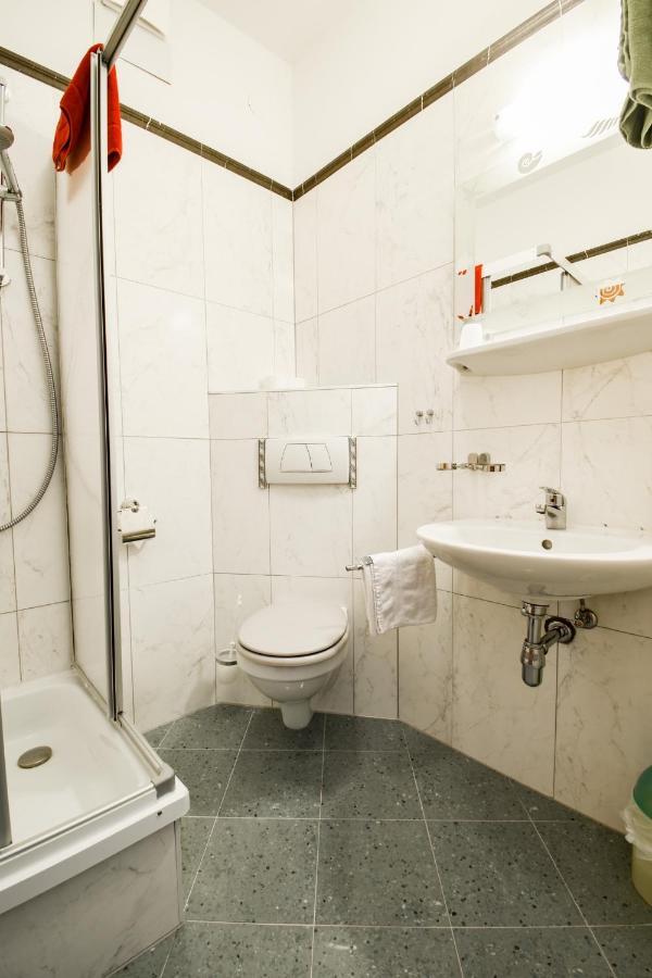 Gartenhotel Garni Pension B&B อินส์บรุค ภายนอก รูปภาพ