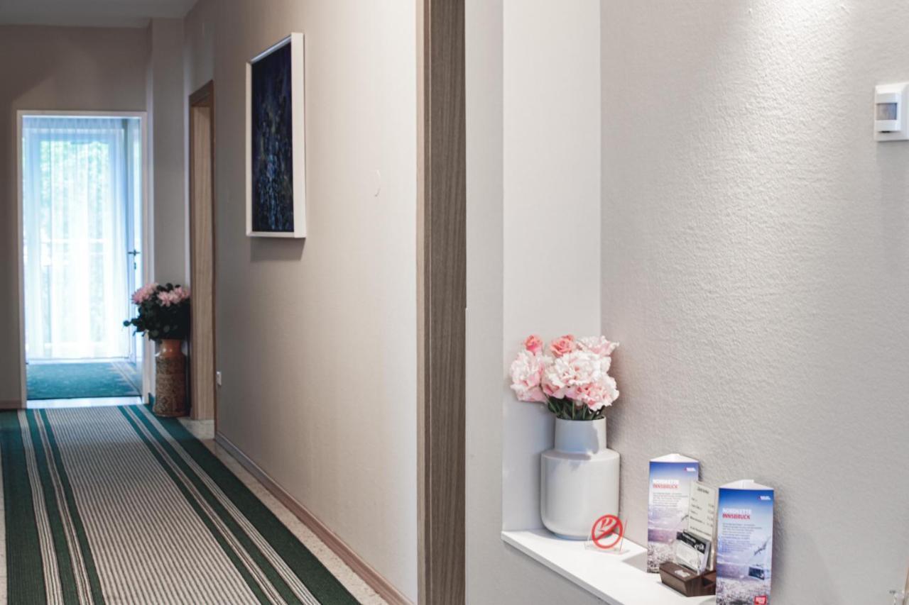Gartenhotel Garni Pension B&B อินส์บรุค ภายนอก รูปภาพ