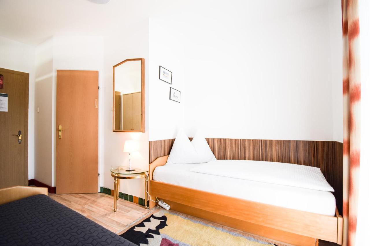Gartenhotel Garni Pension B&B อินส์บรุค ภายนอก รูปภาพ